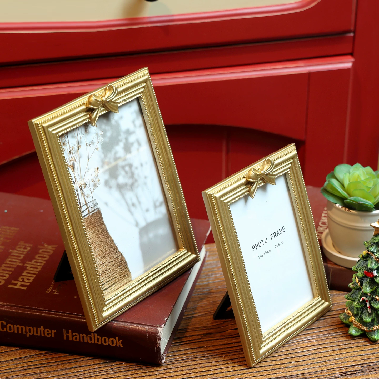 Retro golden bow frame, decora - Luxury Watch Photo recension och pris